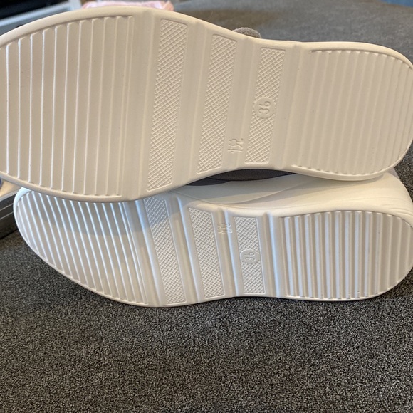 No brand, no name, lightweight grey and white, little rhinestone bling, size 6 - Picture 5 of 5